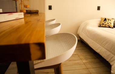 Aiksh Estudio H-3 Pax parrilla y estacionamiento