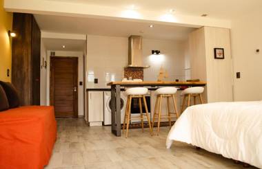 Aiksh Estudio H-3 Pax parrilla y estacionamiento