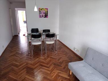 Amplio departamento a dos cuadras del río Paraná a tres de la peatonal y a seis del Monumento a la Bandera. Ambiente familiar.