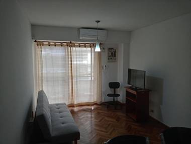 Amplio departamento a dos cuadras del río Paraná a tres de la peatonal y a seis del Monumento a la Bandera. Ambiente familiar.