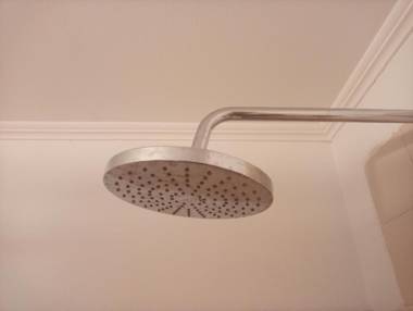 Amplio departamento a dos cuadras del río Paraná a tres de la peatonal y a seis del Monumento a la Bandera. Ambiente familiar.