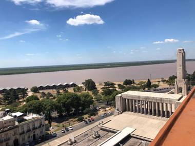 Departamento frente a Iglesia Catedral y Monumento a la Bandera