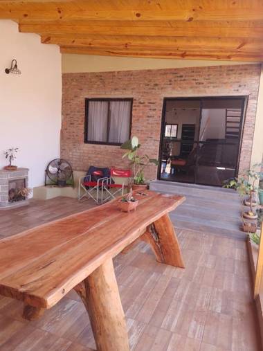 La Casona alegre de toto con mucho verde y estacionamiento.