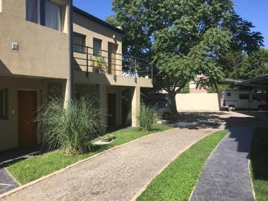 Edificio Nikemen moderno dpto con patio y cochera cubierta