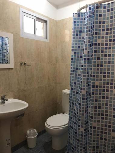 Casa tipo duplex con patio y parrilla. Muy cómoda