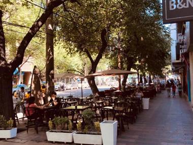 AMPLIO DEPARTAMENTO -EXCELENTE UBICACION- CON COCHERA