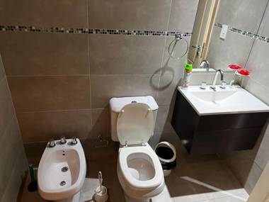 HERMOSO DEPTO. CÉNTRICO TOTALMENTE AMUEBLADO