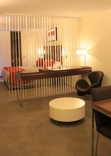 Howard Johnson La Cañada Hotel & Suites