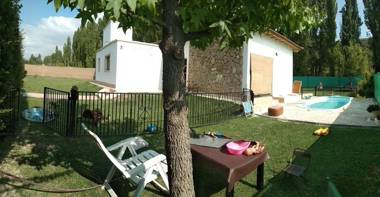 Casa con patio grande y pileta en barrio cerrado