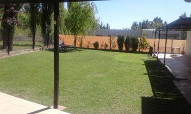 Casa con patio grande y pileta en barrio cerrado