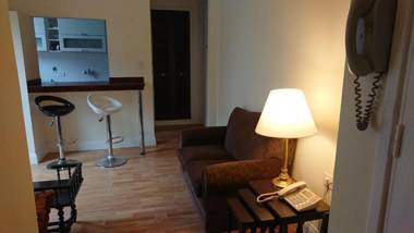 Excelente departamento con balcón a la calle sobre avenida