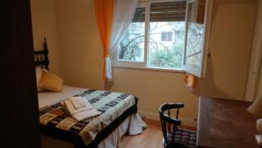 Excelente departamento con balcón a la calle sobre avenida