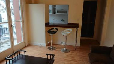 Excelente departamento con balcón a la calle sobre avenida