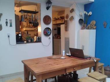 Monoambiente con baño privado y cocineta dentro de casa