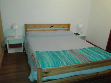 Monoambiente con baño privado y cocineta dentro de casa