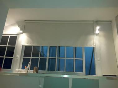 Monoambiente con baño privado y cocineta dentro de casa