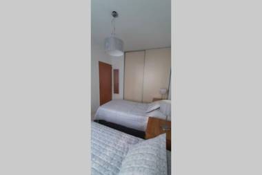 MODERNO DEPARTAMENTO DE DOS AMBIENTES CON BALCON