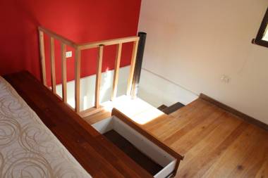 casita moderna frente al bosque