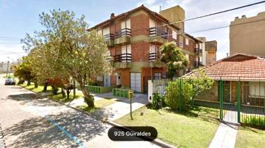 Cálido dpto de 2 ambientes con parrilla y cochera en zona residencial de Punta Mogotes