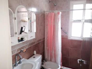 Cálido dpto de 2 ambientes con parrilla y cochera en zona residencial de Punta Mogotes