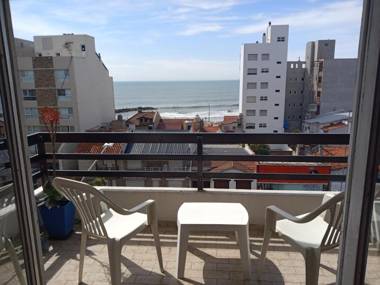 Depto amplio y luminoso a pocos metros del mar!!