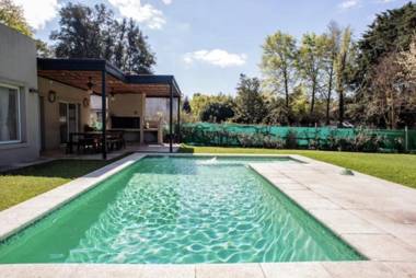 Divina casa con parque pileta en mini barrio cerrado.