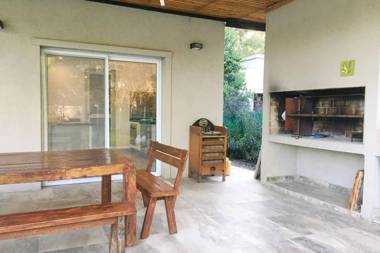 Divina casa con parque pileta en mini barrio cerrado.