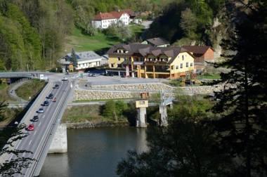Gasthof zur Donaubrücke