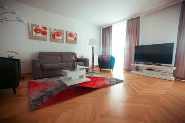 Moulin Rouge Suite by ichbucheAT