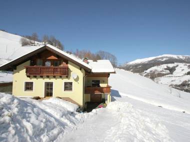 Posh Villa in Rennweg am Katschberg with Wellness and Bar