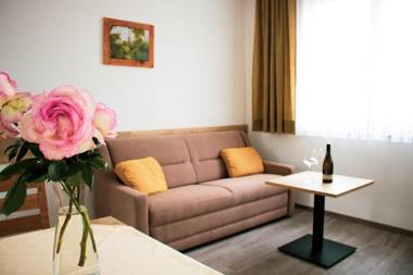 Weingut & Gästehaus Dombi Weiss