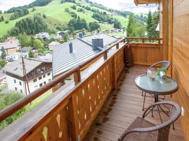 Stunning Holiday Home with Balcony Ski Storage Parking