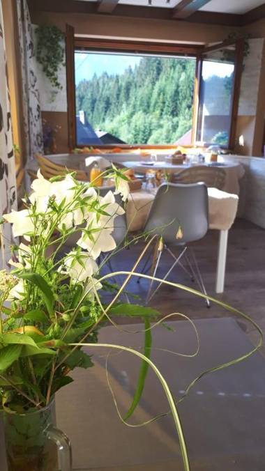 Haus Sieben - Singer Lydia