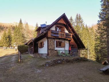 Chalet in Sankt Oswald with Garden BBQ & Parking