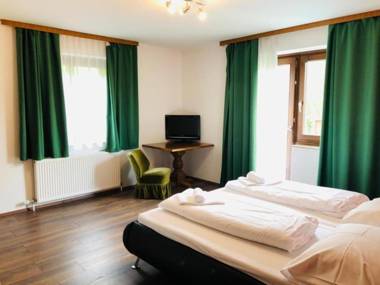 Four Seasons Holiday House