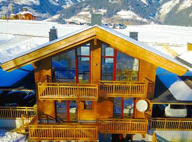 Ski-in / Ski-out Chalet Maiskogel "Bergli" by Alpen Apartments