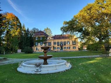 Palais Kneissl (Herrenhaus Burgau)