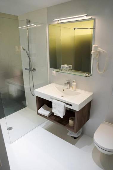 Simon - Hotel & Café