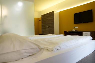 Simon - Hotel & Café