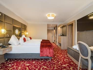 Hotel Norica - Thermenhotels Gastein mit dem Bademantel direkt in die Therme