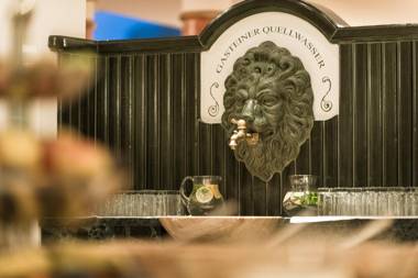 Hotel Norica - Thermenhotels Gastein mit dem Bademantel direkt in die Therme