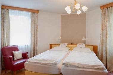 Gasthof Hametner mit Innviertlerhof mit direktem Zugang zur Therme Mediterrana durch unseren Garten!