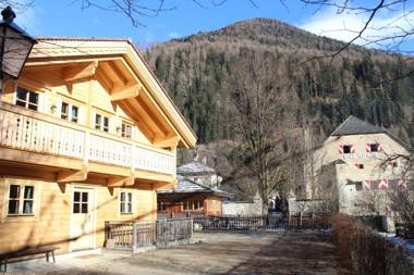 Schlosswirt Chalets & Apartments