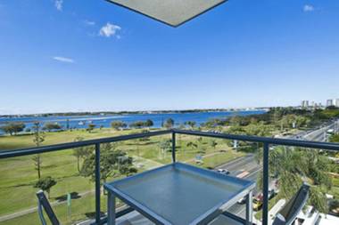Aqualine Apartments On The Broadwater