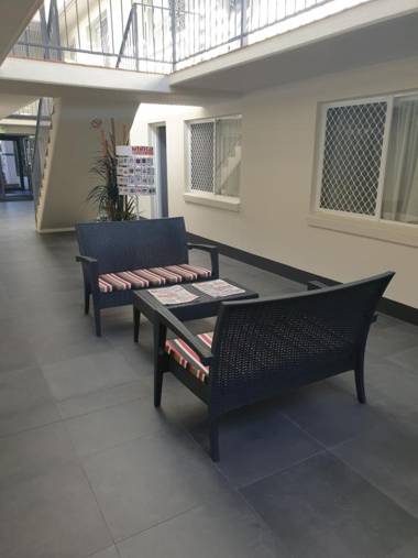 Earls Court Motel & Apartments