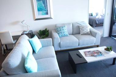 Sealuxe - Central Surfer Paradise - Spacious Ocean View King Spa Apartment