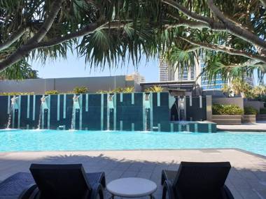 Sealuxe - Central Surfer Paradise - Spacious Ocean View King Spa Apartment