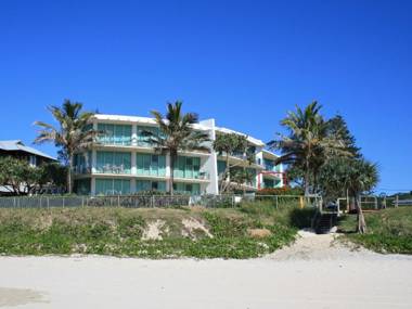 WAVES 203 ON CURRUMBIN