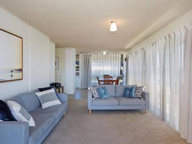 Kooringal Unit 3 - Wi-Fi included in this great value apartment right on Greenmount Beach Coolangatta