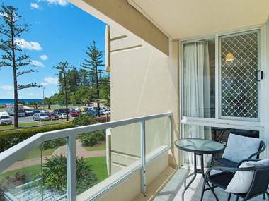 Kooringal Unit 3 - Wi-Fi included in this great value apartment right on Greenmount Beach Coolangatta